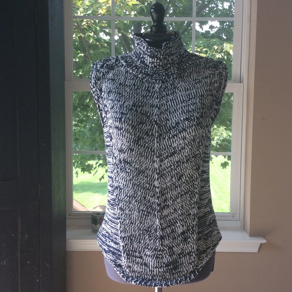 Sleeveless mock turtleneck sweater